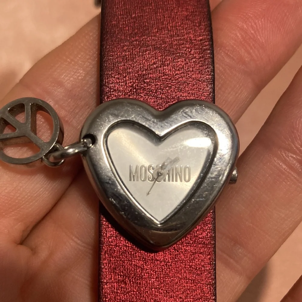 MOSCHINO heart-shaped watch with peace sign charm and red shiny strap - Picture 12 of 12